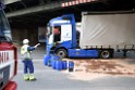 LKW blieb unter Bruecke haengen Koeln Ehrenfeld Innere Kanalstr Hornstr P261